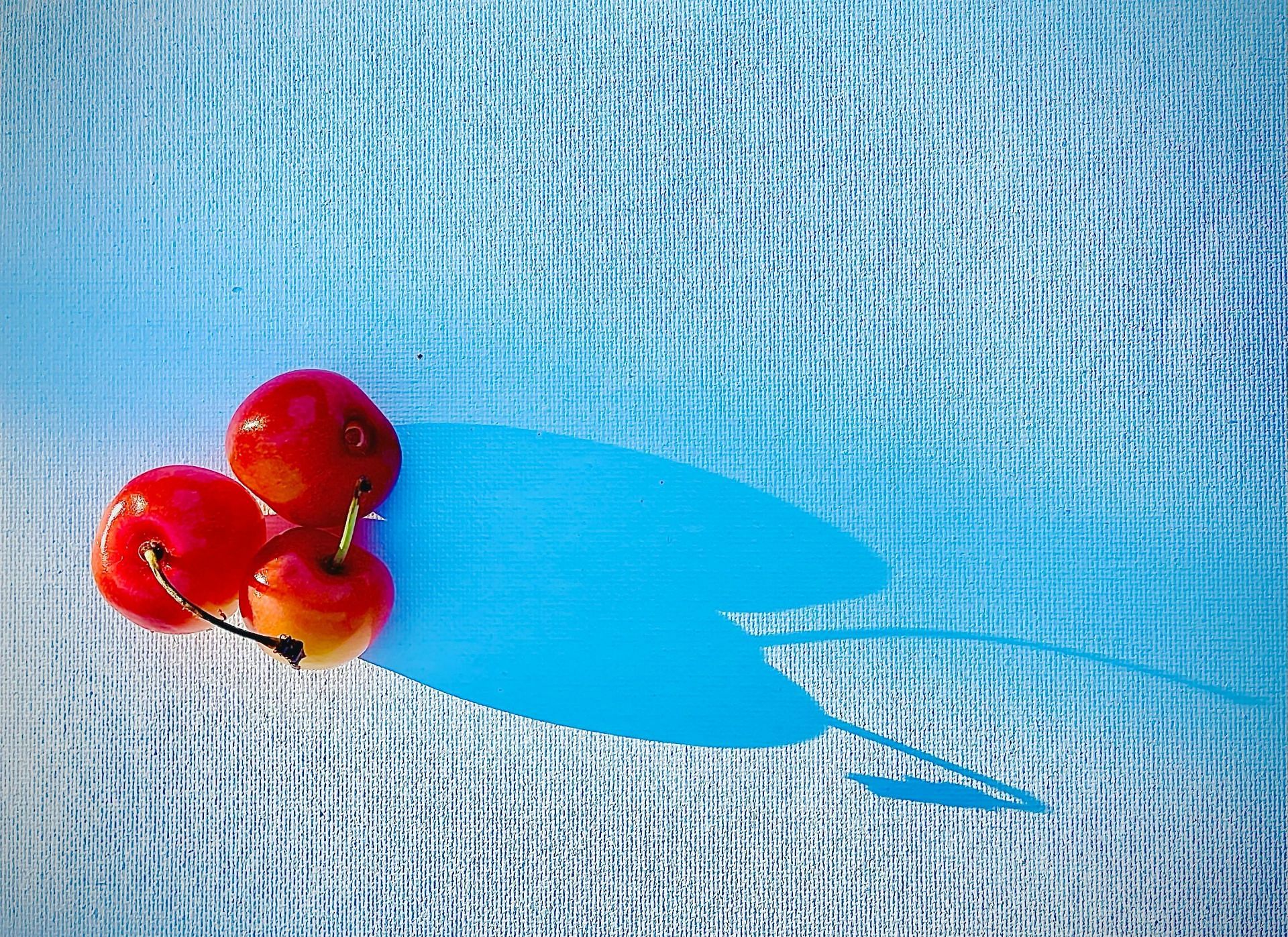 Rainier cherries are a powerhouse of nutrients (Image via Unsplash/AMANDA CHAPMAN)